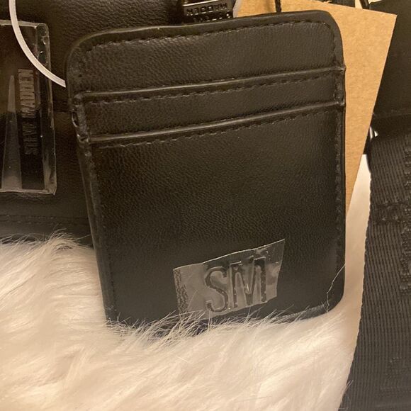 NWT Steve Madden Crossbody Bag w/AirPod Pouch - Picture 3 of 16